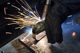 劳动节工艺专业工人正在焊东西火花焊接工艺制作背景图片